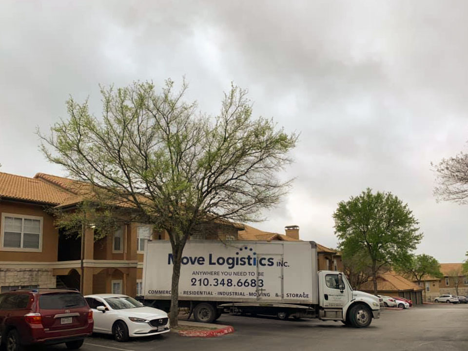 Image of a Move Logistics truck moving a 3 bedroom apartment to Dallas, TX all in one day!